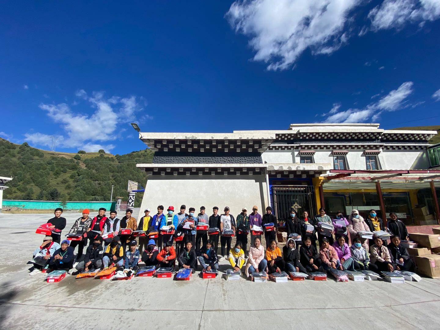 九游·官方站网页版-九游(中国)公益回顾丨家国同欢月同圆 温暖满载甘孜州(图8)