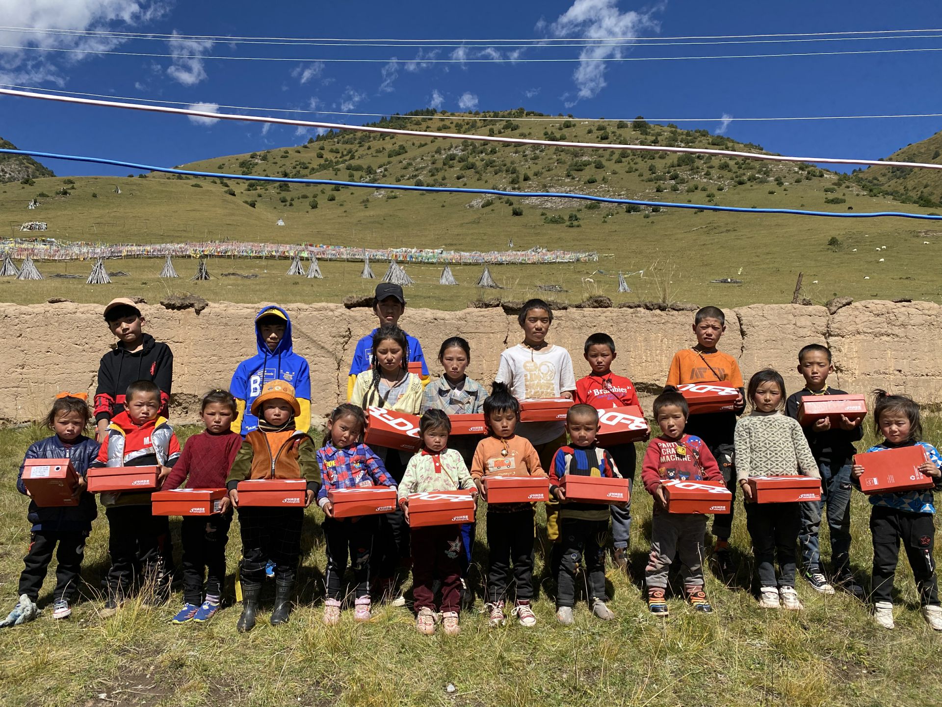 九游·官方站网页版-九游(中国)公益回顾丨家国同欢月同圆 温暖满载甘孜州(图13)